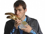 Bóng đá anh, ngoại hạng anh, lịch thi đấu euro 2012, Casillas khoe "găng Vàng"